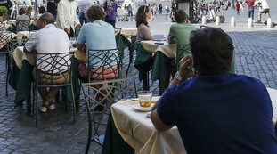 Si sono incrociati due tavoli. Nuovo cluster in Liguria: il virus banchetta al ristorante