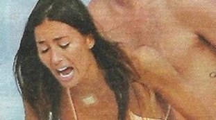 Agguato alle spalle, la Gregoraci si libera con urlo e calcio volante: paparazzata clamorosa, sullo yacht succede di tutto