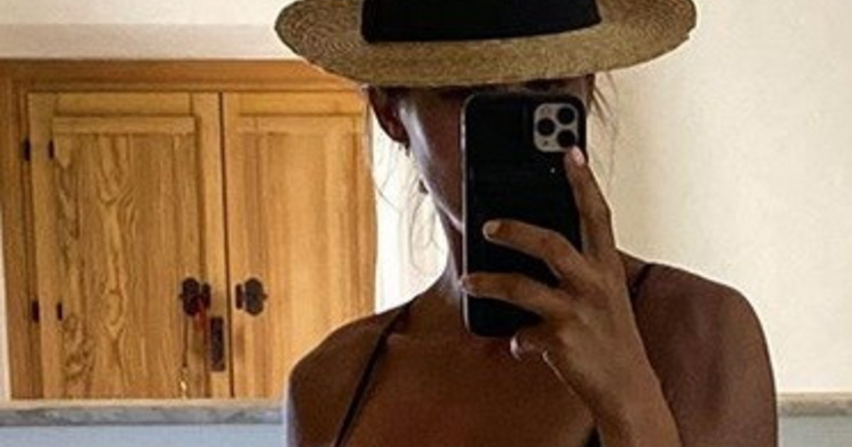 The micro-slip is too micro. Shocking Elisabetta Canalis: where the sun doesn't beat, crazy photo | Look