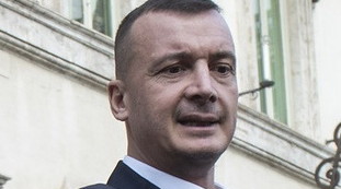 100mila euro di anticipo. Capito, Rocco Casalino? Come passa all'incasso, roba da non credere