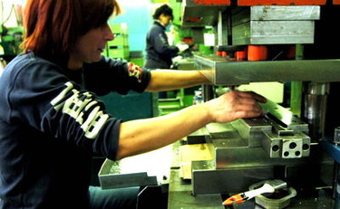 Una donna al lavoro in fabbrica