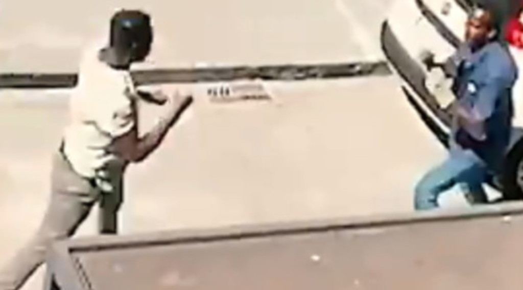 Rissa tra immigrati, nelle strade della rossa Toscana accade di tutto: il video-choc e l'ira dei cittadini: Siamo ostaggi