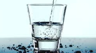 Acqua, c'è un limite massimo di bicchieri al giorno: lo superi? I rischi per la salute