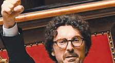 Opena Arms, Danilo Toninelli peggio di giuda. Ma ve lo ricordate, quando con Matteo Salvini...