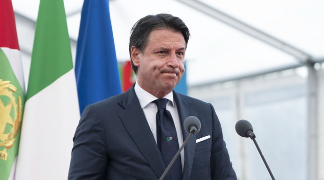 Stop irregolari, intollerabile. Conte, premier ridicolo: immigrati gli sbarcano in casa con un veliero