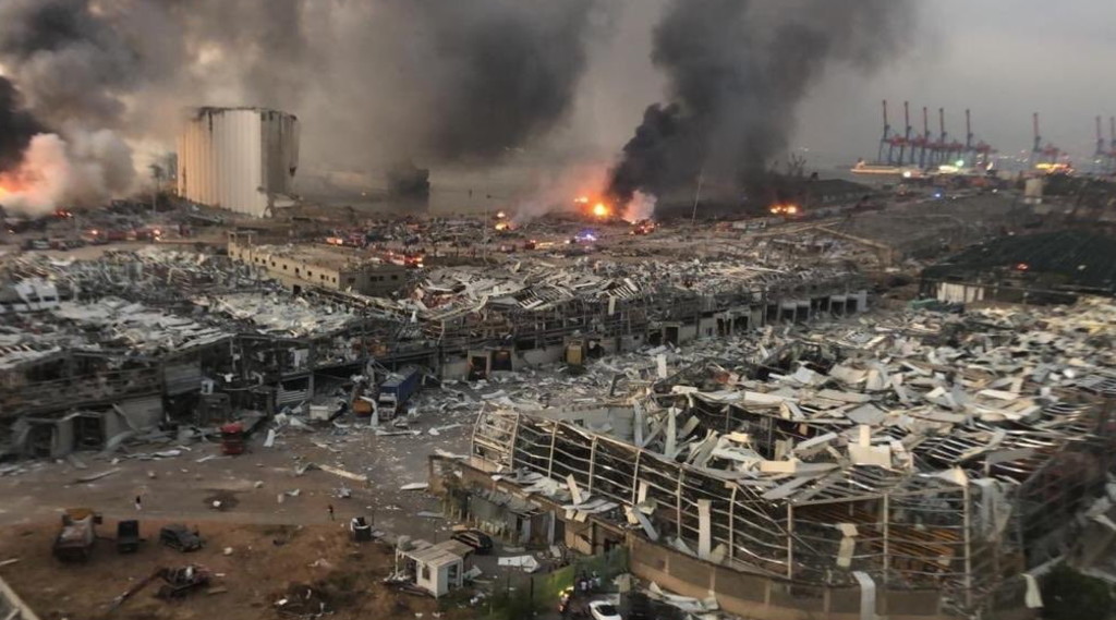 Deposito pieno di armi di Hezbollah, forse missili. Dago-flash sul fungo 'atomico' di Beirut