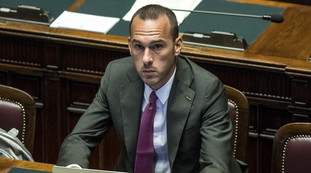 Di Stefano, dimettiti. Disastro su Beirut, la Santanchè ridicolizza lui e Di Maio: scatenata