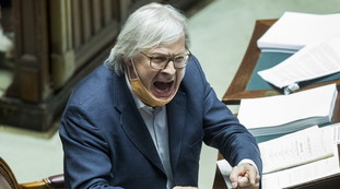 Fico fascista e bugiardo. E quelle signore che borbottano.... Sgarbi sospeso dalla Camera: è tornata l'Inquisizione