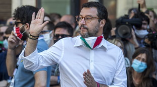 Deve essere arrestato. Salvini vuole Conte in gabbia: manette, il leghista mai così estremo