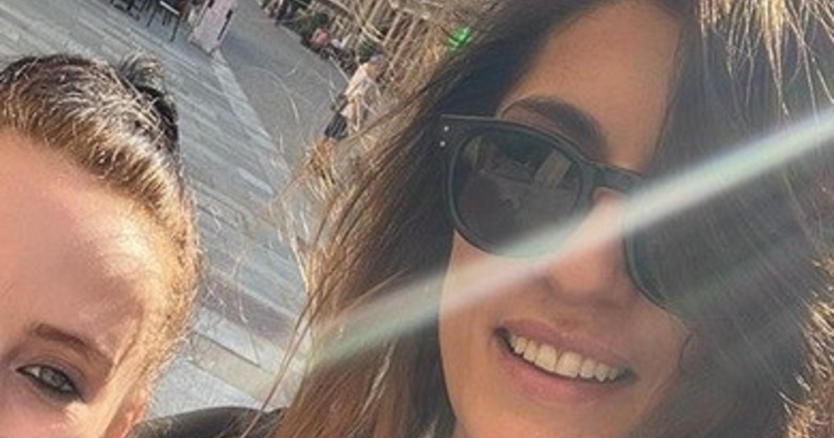 Elisa Isoardi Con La Nipotina L Occhio Cade Proprio Li Scollatura Da Record Attenzione Al Seno Libero Quotidiano