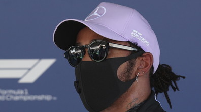 F1 senza storia, Hamilton domina le qualifiche del Gp di Spagna: prima fila Mercedes, le due Ferrari seppellite