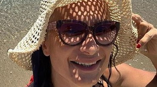 Vladimir Luxuria in bikini, la trans più famosa d'Italia conquista tutti: Ammazza che fisico | Guarda
