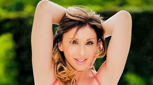Sabrina Salerno in bikini: costume troppo piccolo, seno troppo grande. La foto a figura intera è da cortocircuito | Guarda