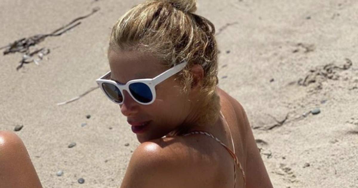 Alessia Marcuzzi, il lato B insabbiato è vietato ai minori: così a 47 anni, ferma il tempo | Guarda