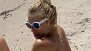 Alessia Marcuzzi, il lato B insabbiato è vietato ai minori: così a 47 anni, ferma il tempo | Guarda