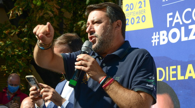 Attacca gli immigrati e fa male ai bambini: il delirante studio dei professoroni contro Matteo Salvini