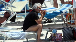 Beppe Grillo denunciato dall'inviato di Del Debbio: Tutto ripreso dal telefonino. Mani addosso, rischia grosso