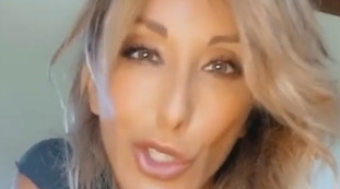 Camicia blu scollatissima, si china in avanti: Sabrina Salerno, la mossa sbagliata. Disastro sexy, fuori tutto | Guarda