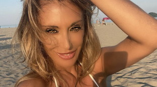 Il trucco?. Sabrina Salerno, il costume non tiene le grazie: foto da ko tecnico, a 52 anni | Guarda