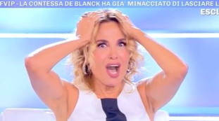 Nudo integrale frontale al Grande Fratello Vip. Clamoroso a Pomeriggio 5: mandano tutto in onda per sbaglio | Guarda