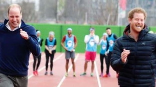 Meghan Markle, situazione precipitata. Fatta fuori: la foto di compleanno di Harry, assenza più che sospetta / Guarda