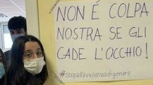 Senza banchi i prof sbirciano là sotto. Clamoroso a Roma: E allora tutte in minigonna. Scuola, effetto-Azzolina