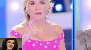 “È la nipote di Mussolini”. Patrizia De Blanck, spunta una busta nello studio della d'Urso: sono seri? Da non credere
