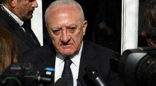 Ha vinto il peggio. Da sinistra, clamorosa cannonata a De Luca ed Emiliano (e sputazzo sulla destra)