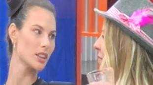 “Sono ubriache?”. Basta un po' di vino ed è subito bacio lesbo: clamoroso al GF Vip, proprio davanti a tutti | Guarda