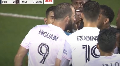 Higuain, debutto da incubo con l'Inter Miami: sbaglia un rigore, rissa e perde tre a zero (e viene sfottuto) | Video