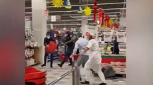 Niente mascherina, rissa-choc al super: i due energumeni tornano col cric, a Crema finisce male | <span style=color: rgb(153, 0, 0);>Video</span>