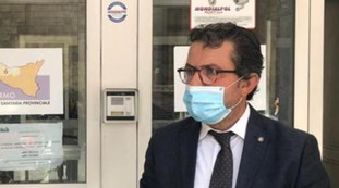 Difficoltà respiratorie. Il senatore grillino positivo al coronavirus, cresce la paura: le sue condizioni
