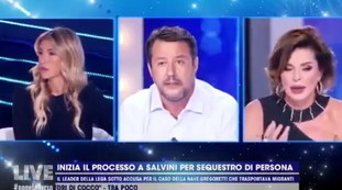 Sbraita sui clandestini, che figuraccia. Salvini demolisce Alba Parietti: mai così feroce