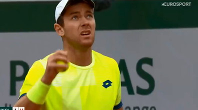 Wawrinka e Koepfer, terrore al Roland Garros. Drammatico boato, interrompono il match | Video