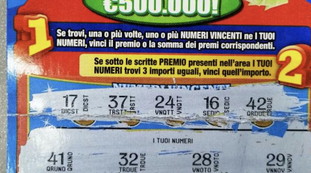 Trova nel cassetto un Gratta e Vinci intonso del nonno defunto: vincita clamorosa, finale drammatico