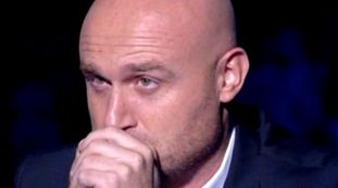 “Voglio sotterrarmi”. Rudy Zerbi sbrocca per il verdetto, con la giuria finisce in rissa