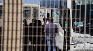 Mille migranti col Covid spaccano tutto e fuggono: aggrediti anche i poliziotti, ecco il modello Pd-M5s