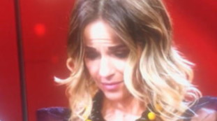 È porca. Insinna una strana frase: Una bestemmia. A L'Eredità questa domanda, l'imbarazzo della concorrente