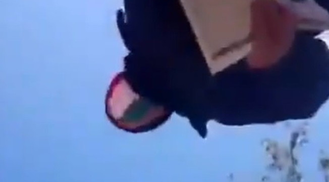 Pugni contro i militanti di FdI, lo schifo dei centri sociali. Meloni: Violenti figli di papà, non ci fermerete | Video