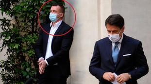 Ciò che non avevate notato: l'imbarazzante gesto di Rocco Casalino mentre Conte parlava. La replica: Prassi consolidata
