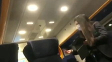 "Questo treno è una mer***, bast***". Immigrato non paga e insulta la capotreno: orrore e degrado | <span style=color: rgb(153, 0, 0);>Video</span>