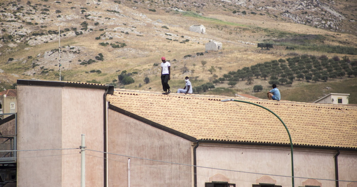 Più inaccettabile del Covid. Salvini, la vera emergenza siciliana? I migranti: fughe e botte ai poliziotti