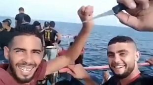 Musica, coltello e sorrisoni: i clandestini arrivano in Italia, il video-choc rilanciato da Salvini
