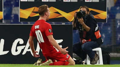 Napoli spento, l'Az decimato dal coronavirus sbanca il San Paolo. Roma, 2-1 in rimonta in Svizzera