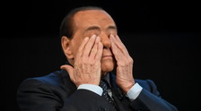 "Colpo basso e tradimento". Toti pugnala il Cav, Senaldi: "A seggi chiusi", tempismo perfetto