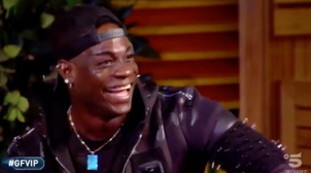 Mi vuole poi dice basta basta mi fai male. Balotelli al GF Vip, ma siamo impazziti? La frase che gela Dayane Mello in diretta