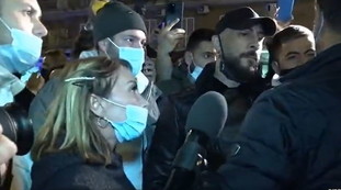 Napoli scoppia. Giletti nell'occhio del ciclone: con la telecamera in mezzo alla rivolta | Video