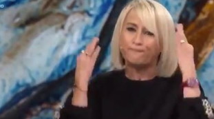 Mi dici che sono racchia?. Luciana Littizzetto mai così brutale: minuto di fuoco, Fazio spiazzato in diretta | Video