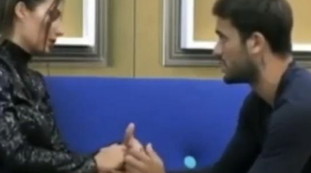 Gli prende la mano, e poi... Elisabetta Gregoraci, il gesto che dà scandalo al Gf Vip: si scatena il caos