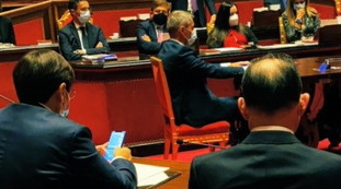 Conte sorpreso al Senato così, la foto rubata da Alberto Bagnai: premier ridicolizzato | Guarda